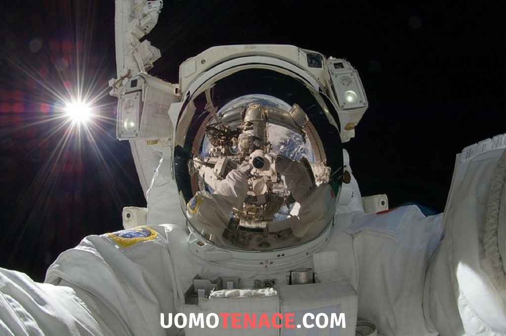 Come vivere sulla terra – guida di un astronauta